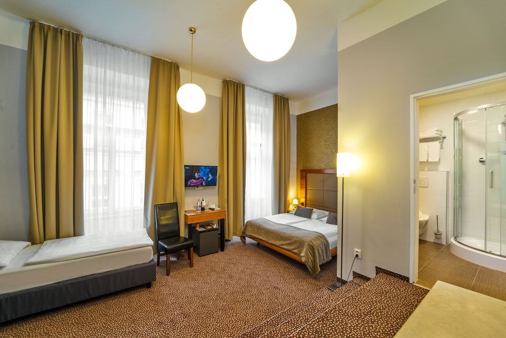 Metropolitan Old Town Hotel - Image 8
