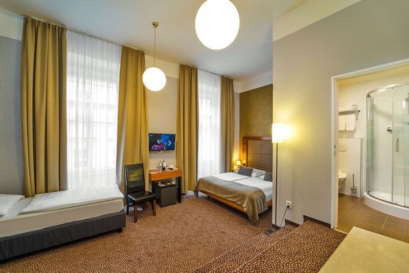 Metropolitan Old Town Hotel - Image 8