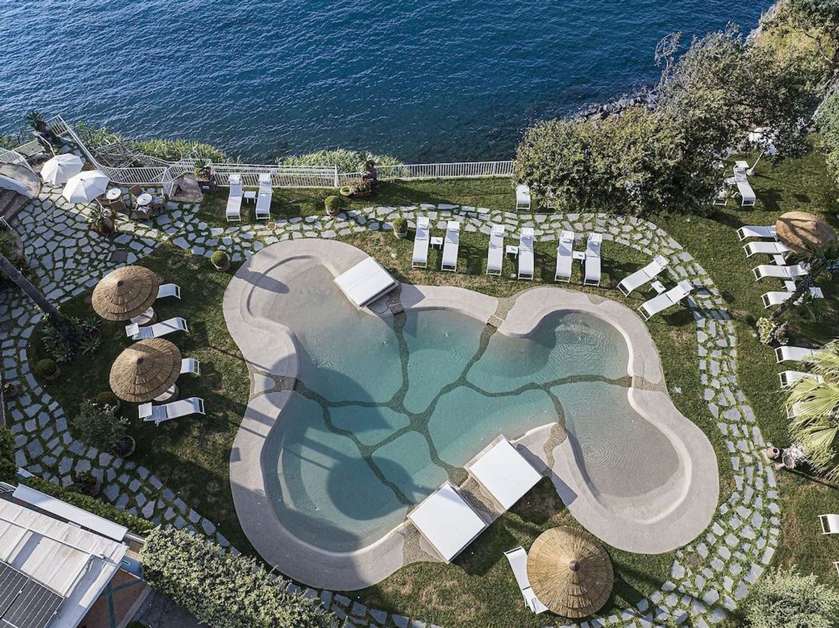 På Hotel Continental Mare på Ischia kan du nyde den smukke udsigt over Napolibugten.