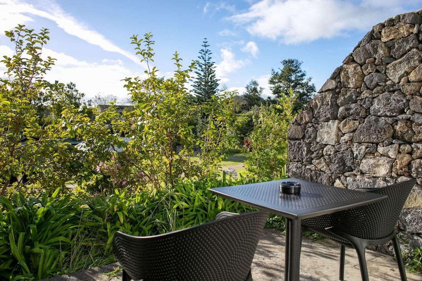 Senhora da Rosa ligger i vacker natur strax utanför Ponta Delgada på San Miguel i Azorerna.