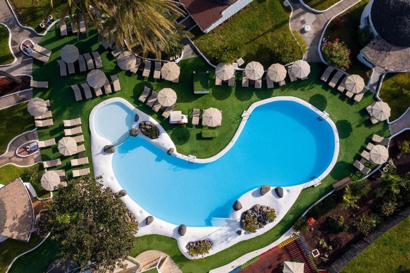 Nyd dovne dage på Mur Bungalows Parque Romantico beliggende i Maspalomas på Gran Canaria.