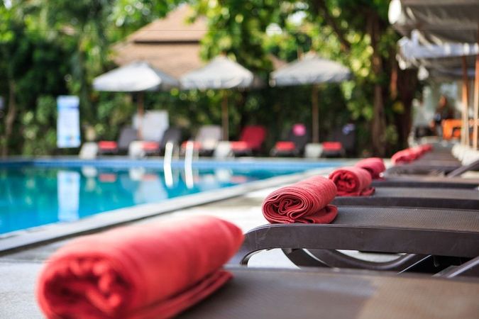 Pool med solsenge 