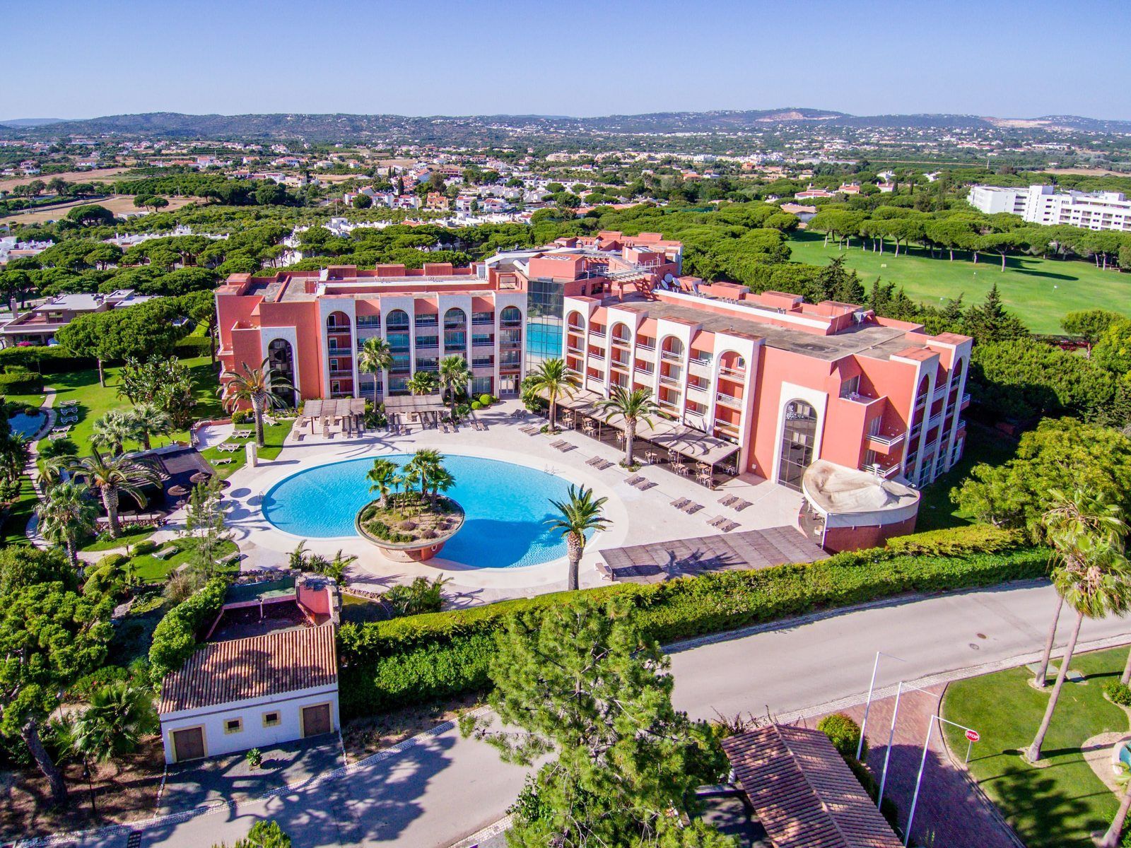 Nyt livet ved bassenget på voksenhotellet Falesia Hotel i Portugal.