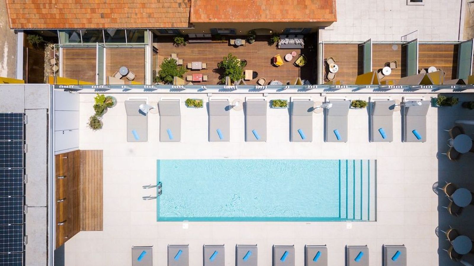 På Hotel Indigo Larnaca på Cypern kan du sætte dig ned på en behagelig liggestol på tagterrassen, hvor der også er en indbydende pool.