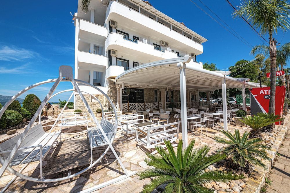 Slapp av i skyggen på terrassen til Hotel Murati i Ksamil, Albania.