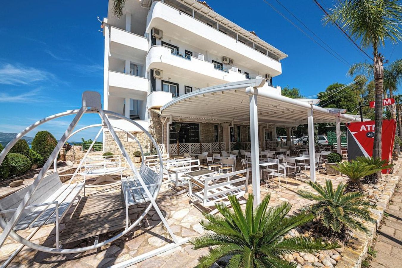 Slap af i skyggen på terrassen på Hotel Murati i Ksamil, Albanien.