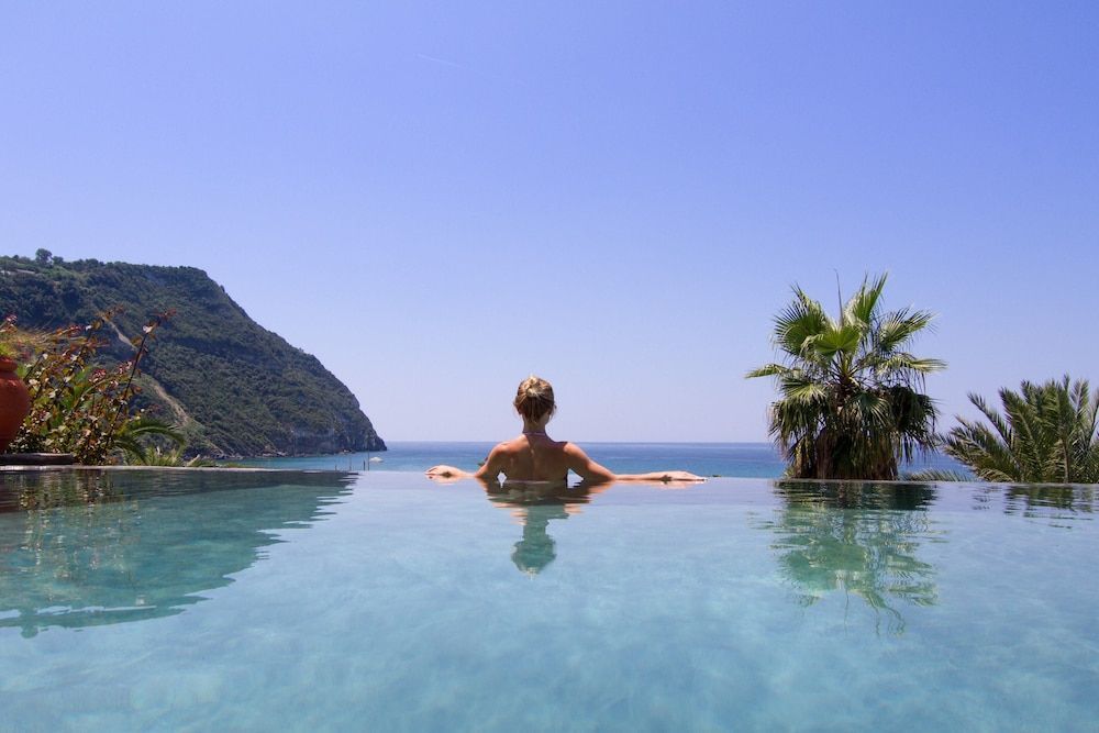 Slapp av i et av de fire bassengene på Semiramis Hotel De Charme på Ischia, med utsikt over havet.