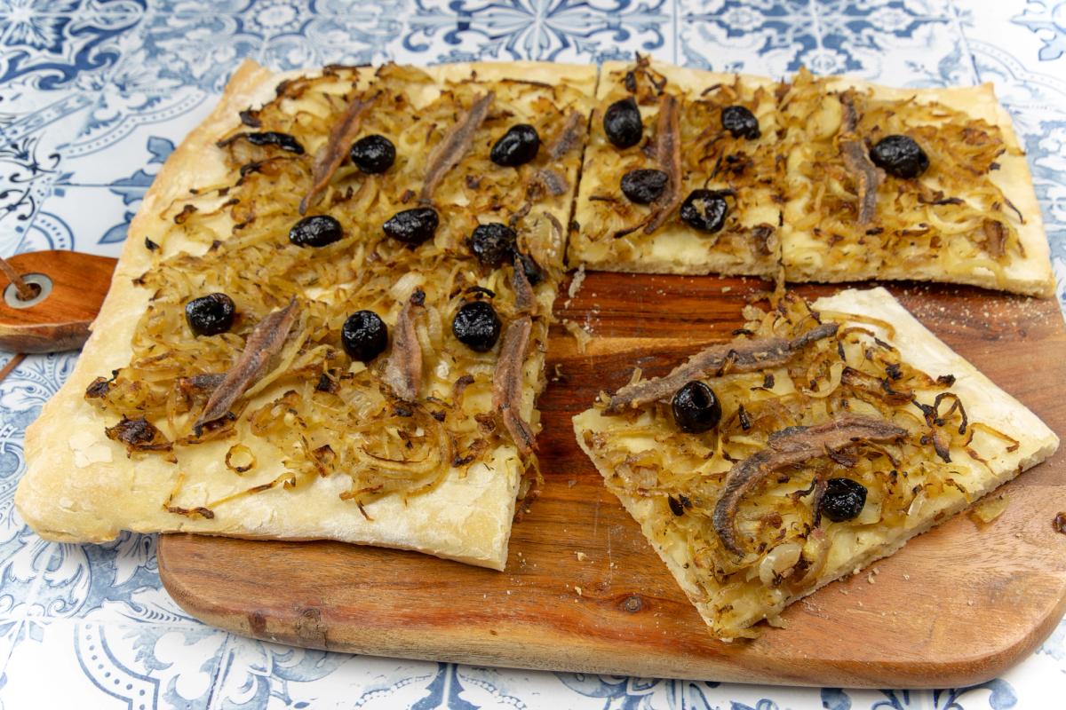Den lokale specialitet Pissaladière, en løg- og ansjostærte fra den Franske Riviera og Provence.