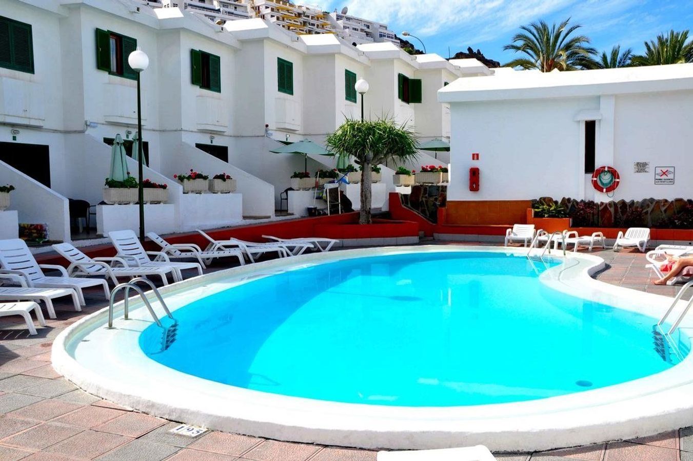 Apartamentos Niza ligger i Puerto Rico, og tilbyr ferieutleie og et felles basseng i hagen.