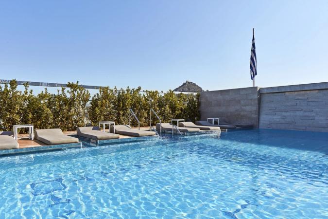 Nyd sommerdagene på 10. etage ved poolen