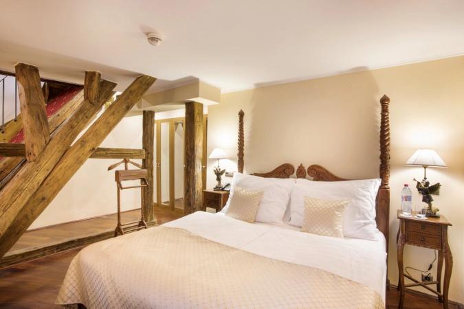 Iron Gate Hotel and Suites är ett historiskt hotell med trevliga rum som ligger centralt i Prag.