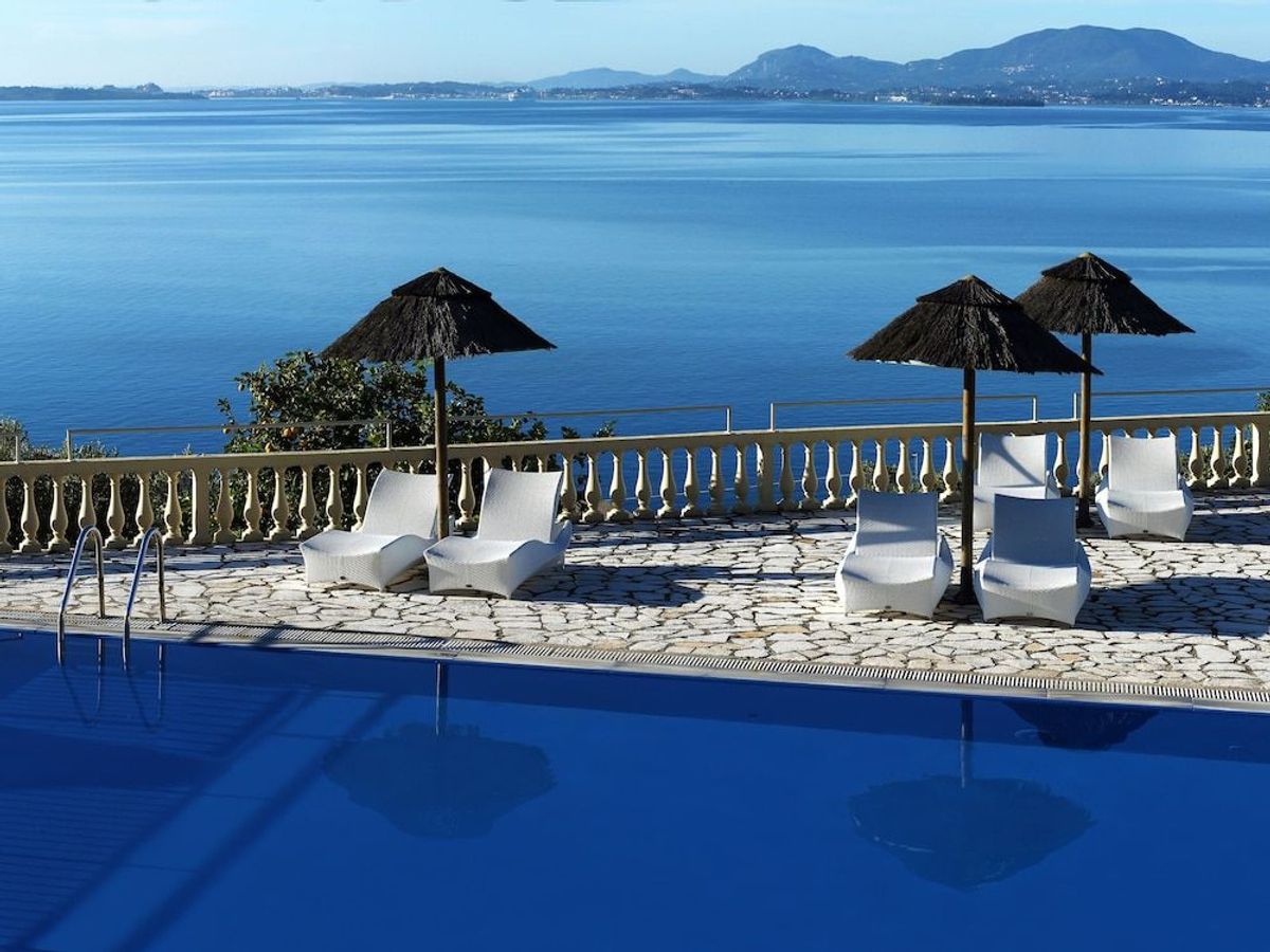 Pantokrator Hotel i Barbati, Korfu har et dejligt poolområde med flot havudsigt.