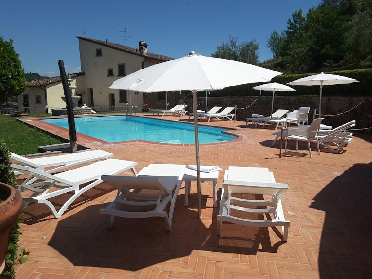 Rocca Del Palazzaccio ligger strax utanför Florens och erbjuder en trädgård med pool och solterrass.