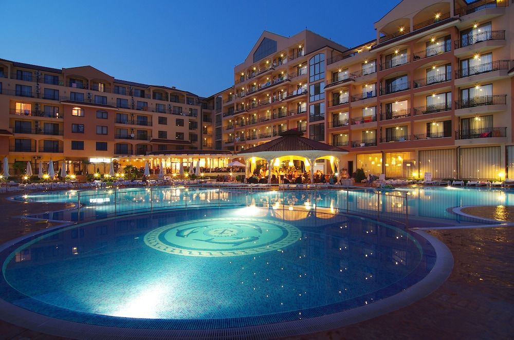 Apart Hotel & SPA Diamant Residence ved Sunny Beach har et stort poolområde, der fint lyser op om aftenen