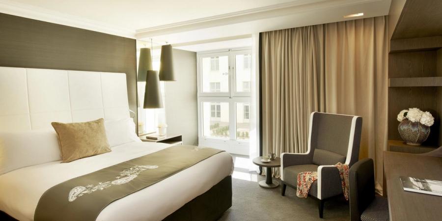 Juniorsuite med havudsigt eller mod havnen og balkon på InterContinental Marseille Hotel Dieu