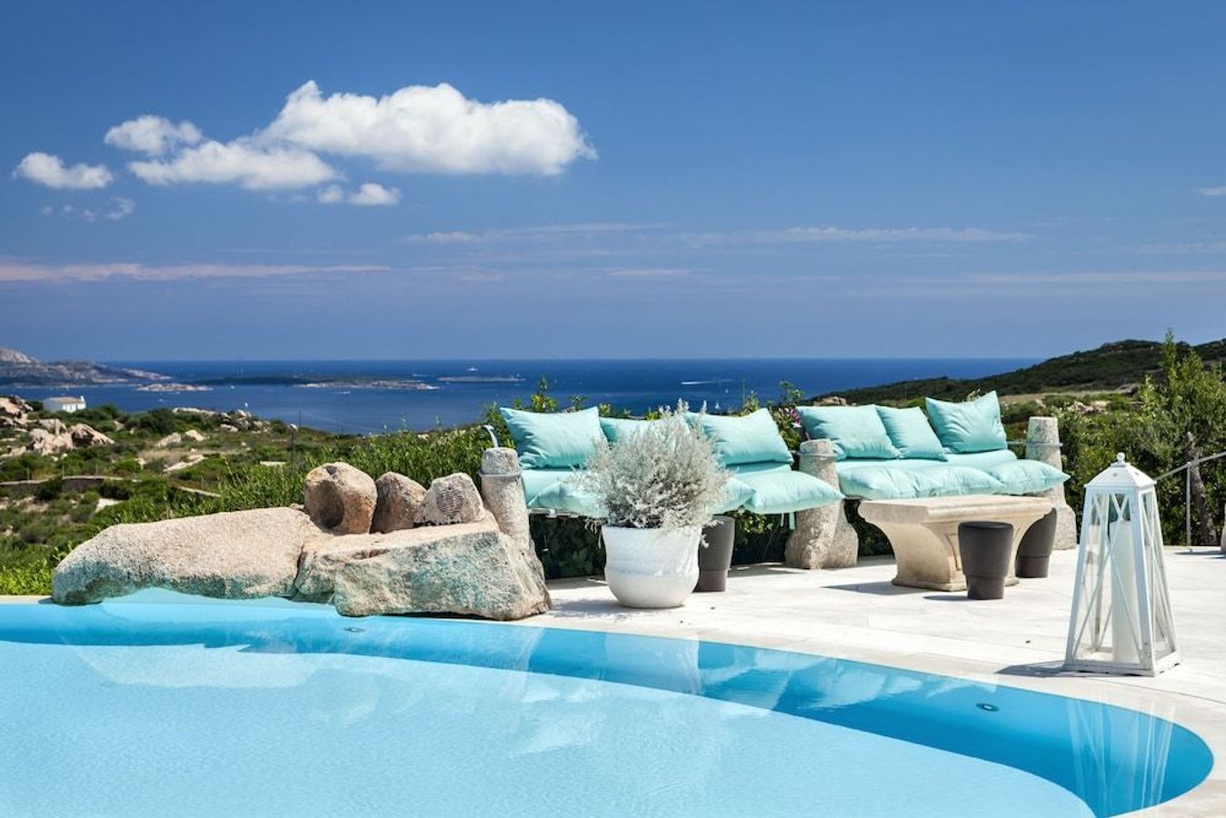 Hotel Li Finistreddi tilbyder luksusindkvartering på Sardiniens østkyst med udsigt over havet.
