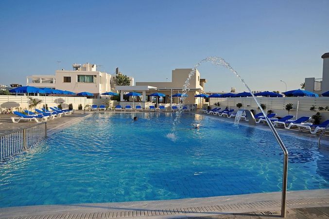 Pool og liggestole på hotel i Ayia Napa, Cypern