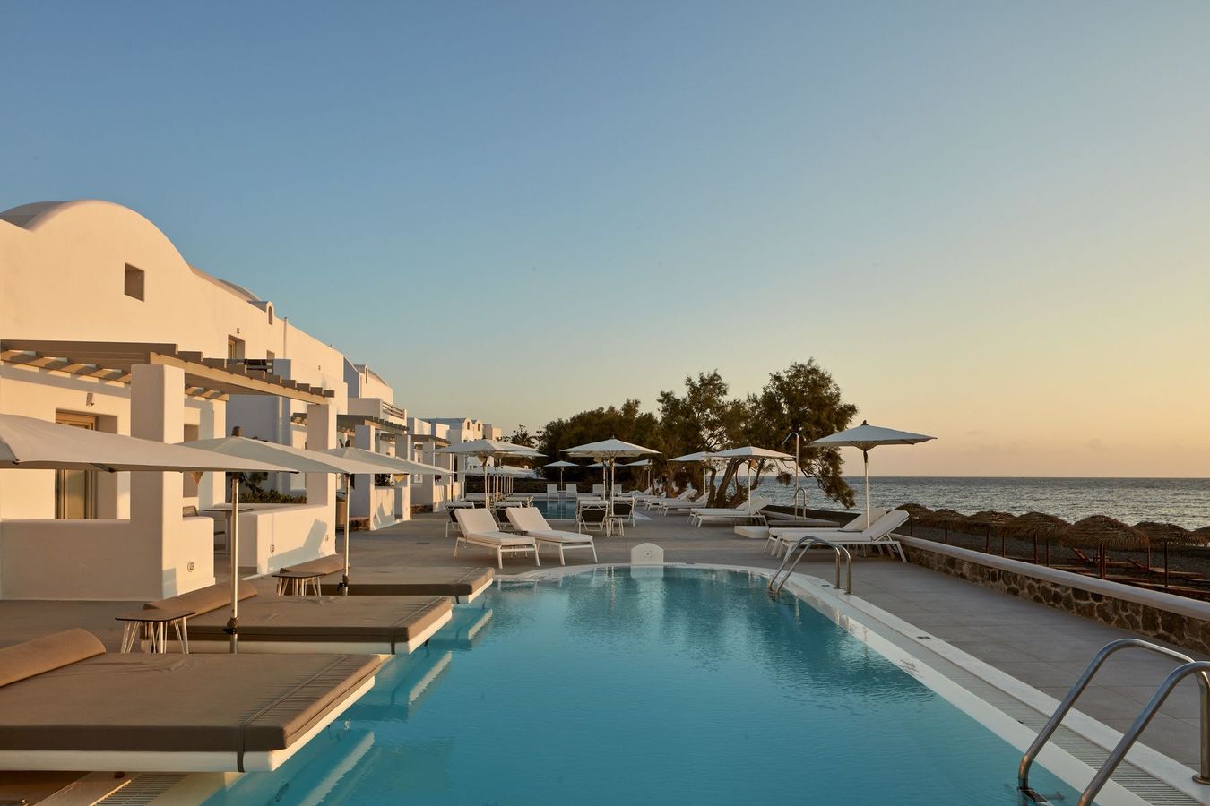 Costa Grand Resort & Spa ligger med havet og stranden som nærmeste nabo i Kamari på Santorinis østkyst.
