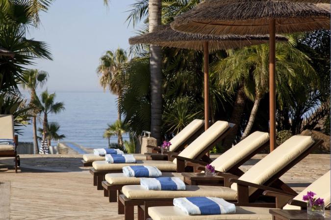Amathus Beach Hotel Limassol ligger lige ved stranden i Limassol og tilbyder flere forskellige miljøer, hvor du kan sætte dig ned på en liggestol.