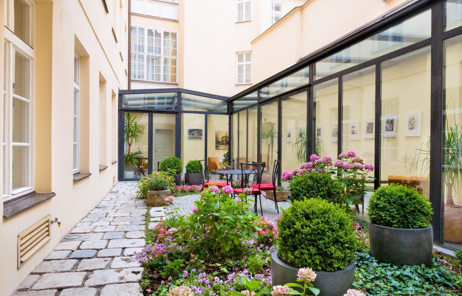 Hotel Leonardo & Bookquet - Image 3