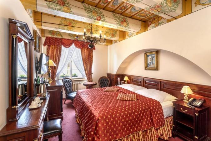 Hotel U Zlatého Stromu er centralt beliggende i Prags gamle bydel og tilbyder historiske værelser med moderne faciliteter.