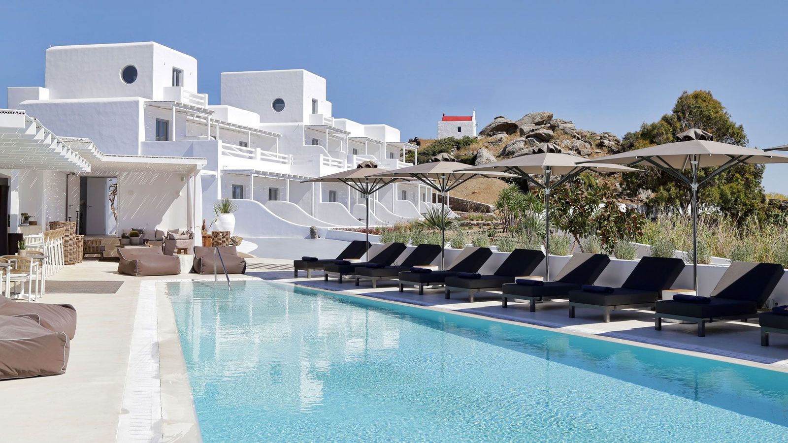 Livin Mykonos hovedhuset set fra poolen