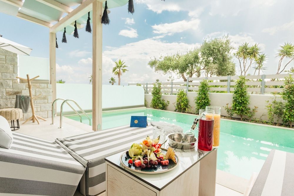 Blue Carpet Luxury Suites - Image 9