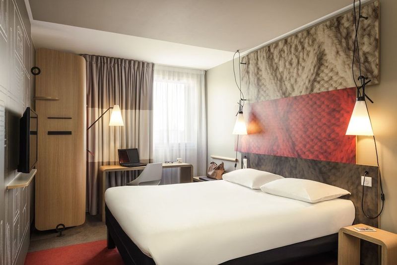 ibis Manchester Centre 96 Portland Street - Image 3