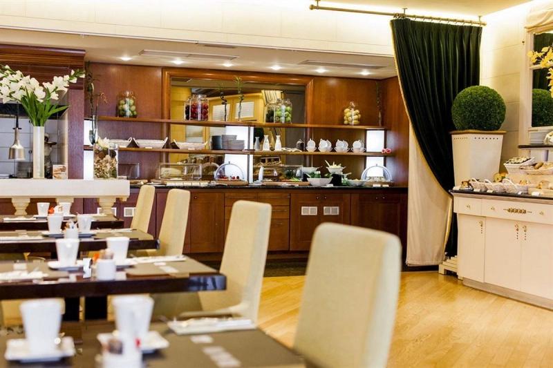 Le Chatelain Hotel - Image 10