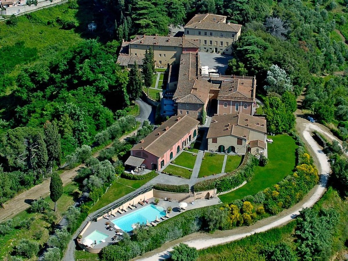 Bo på en gammel traditionsrig gård i Toscana med pool og restaurant og tæt på seværdige steder 