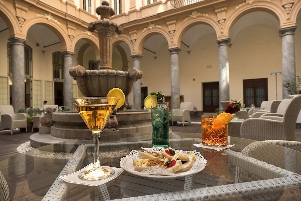 På Grand Hotel Piazza Borsa i Palermo kan du nyde en aperitivo i gården.