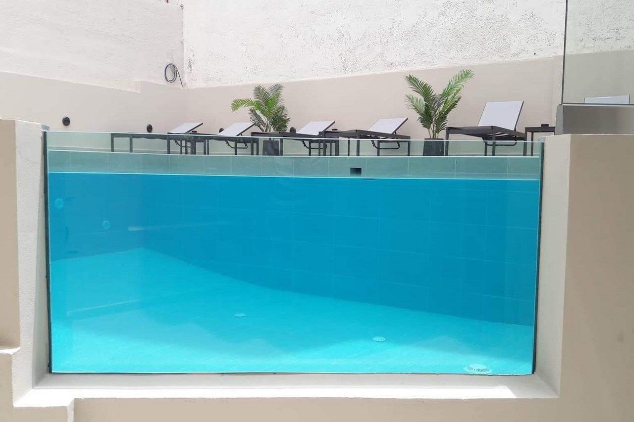Nyt bassenget på gårdsplassen til The City Hotel & Suites. Sentral beliggenhet i Rethymnon, nær stranden.