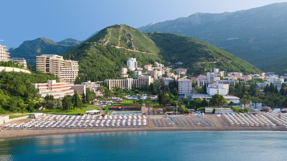 Iberostar Bellevue er et All Inclusive hotel, som ligger ved stranden i Becici, Montenegro.