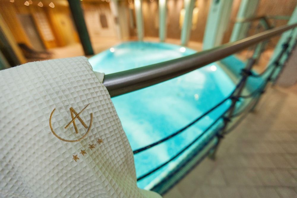 På Hotel Galaxy kan du tage en dukkert i poolen efter en lang dag på opdagelse i Krakow.