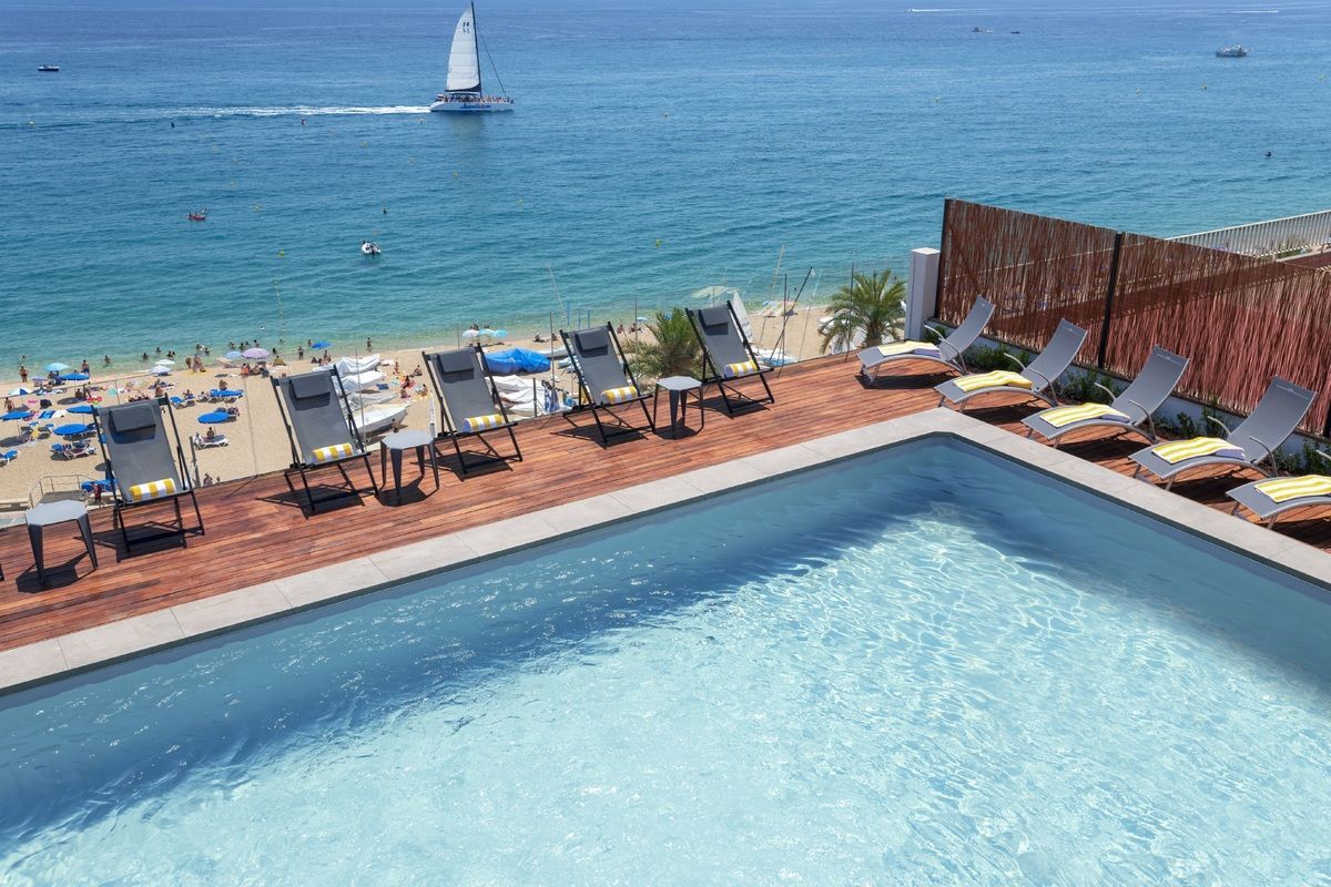 Bo i Lloret de Mar med havudsigt, pool og direkte ved stranden