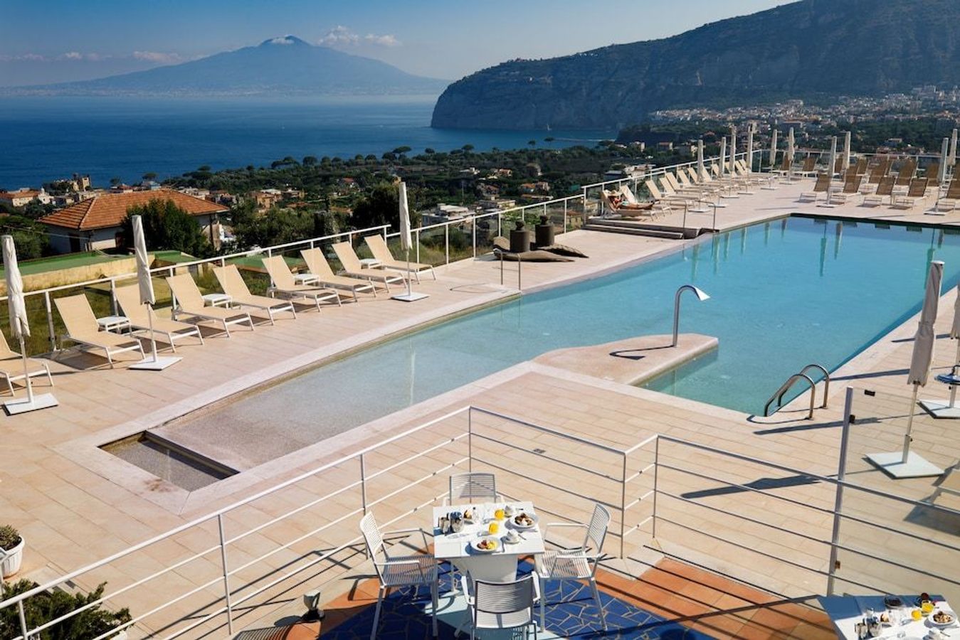 Nyt bassenget med utsikt over Napolibukten på Art Hotel Gran Paradiso i Sorrento
