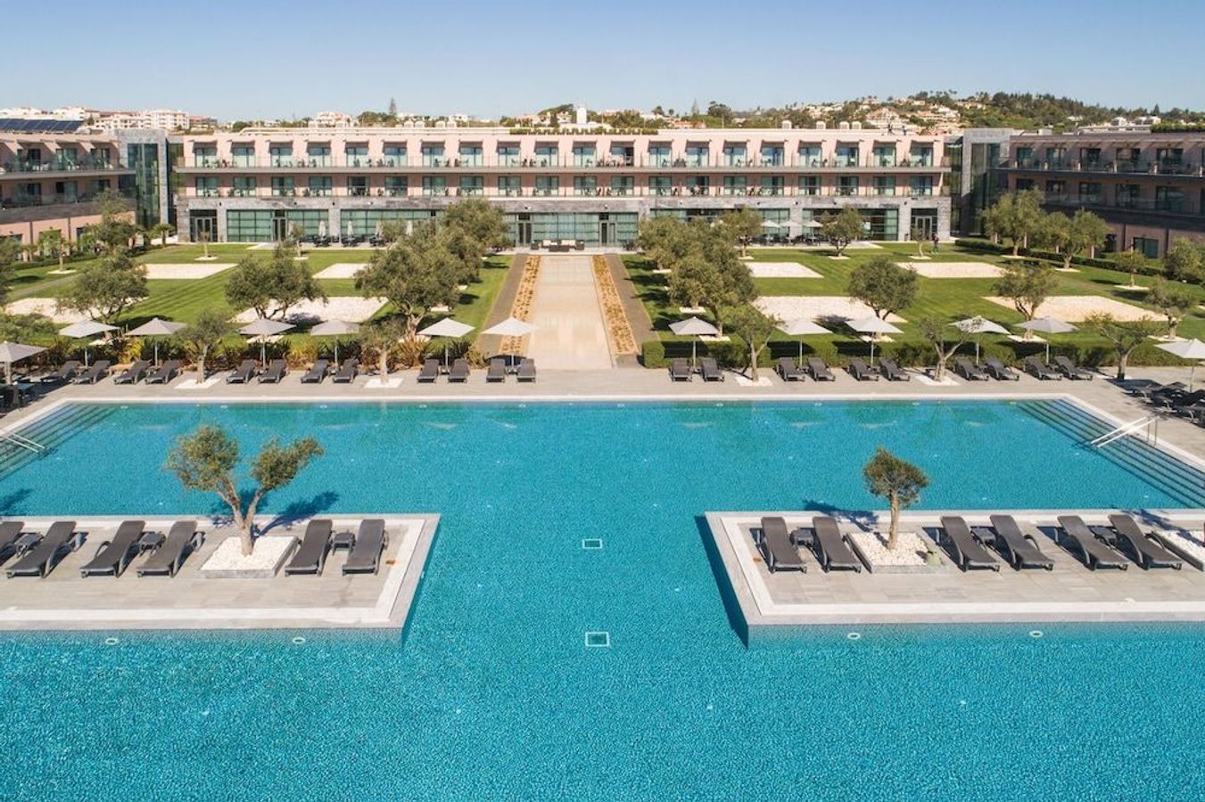 På Hotel Vila Gale Lagos kan du bada i den 1200 kvadratmeter stora poolen.