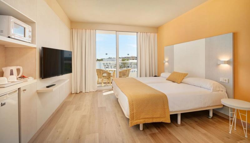 Protur Vista Badia Aparthotel - Image 4