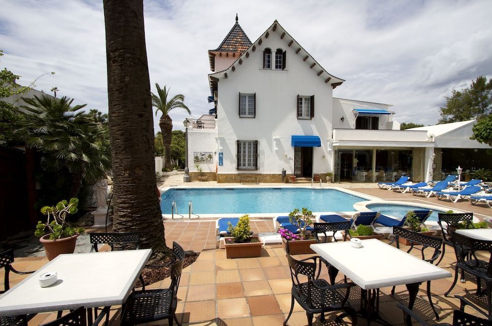 Hotel Capri i Sitges påminner om en lantlig herrgård men ligger mitt i stan och har ett härligt poolområde.