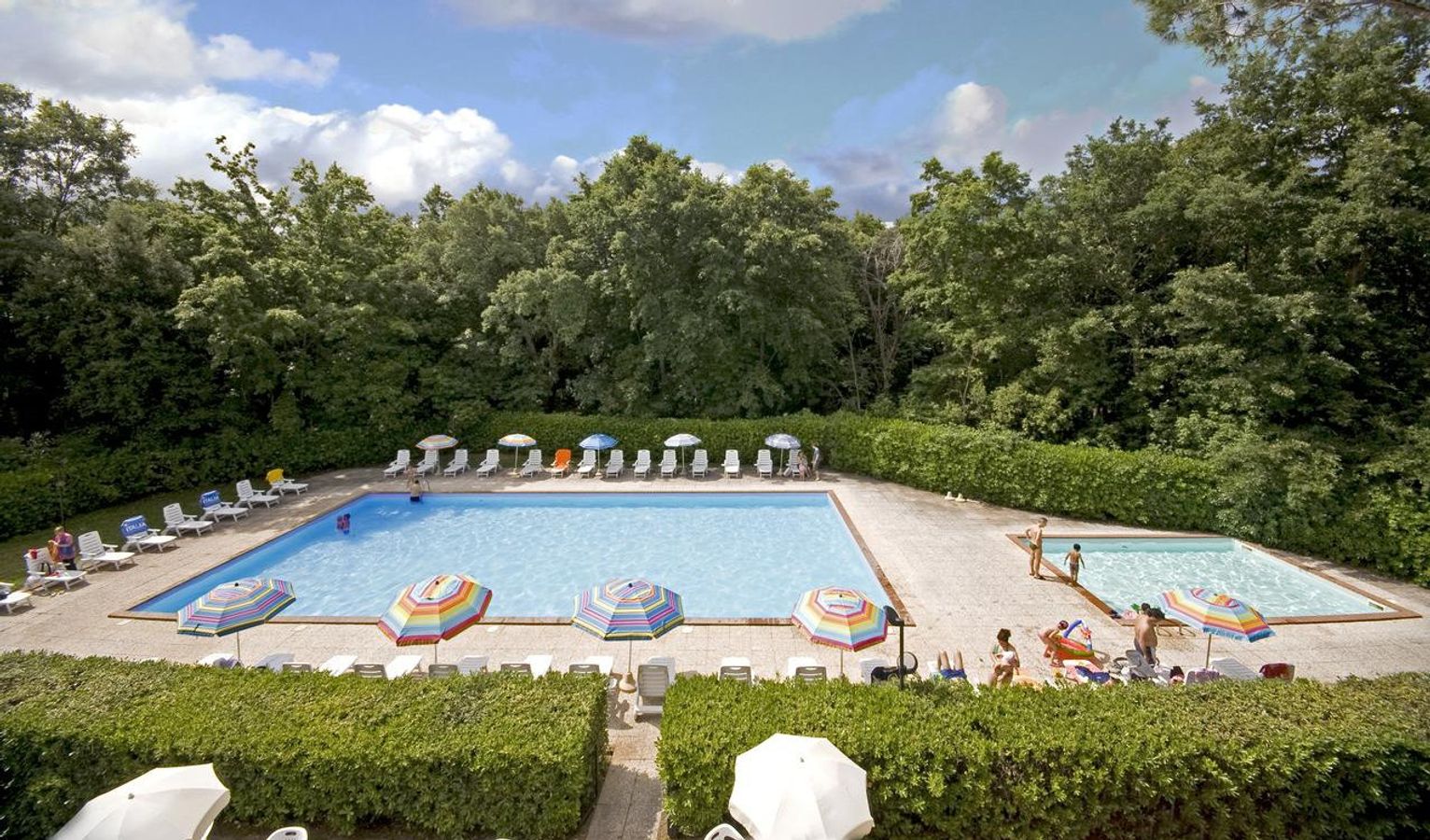 Residence Il Paradiso ligger nær Cecina i Toscana og tilbyder ferielejligheder for hele familien.