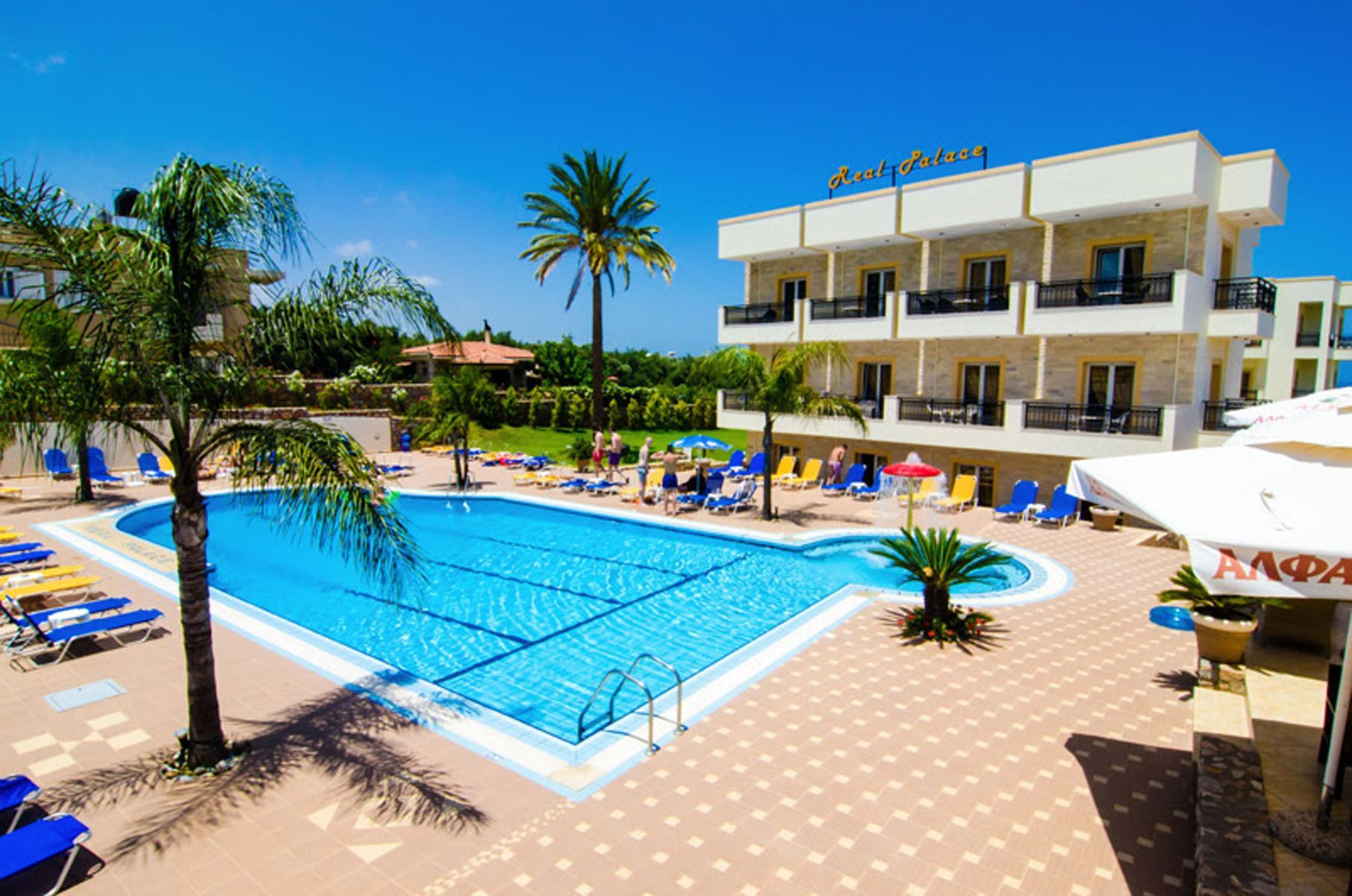 Tilbring en dag i solen i Real Palace Studios i Malia på Kreta.
