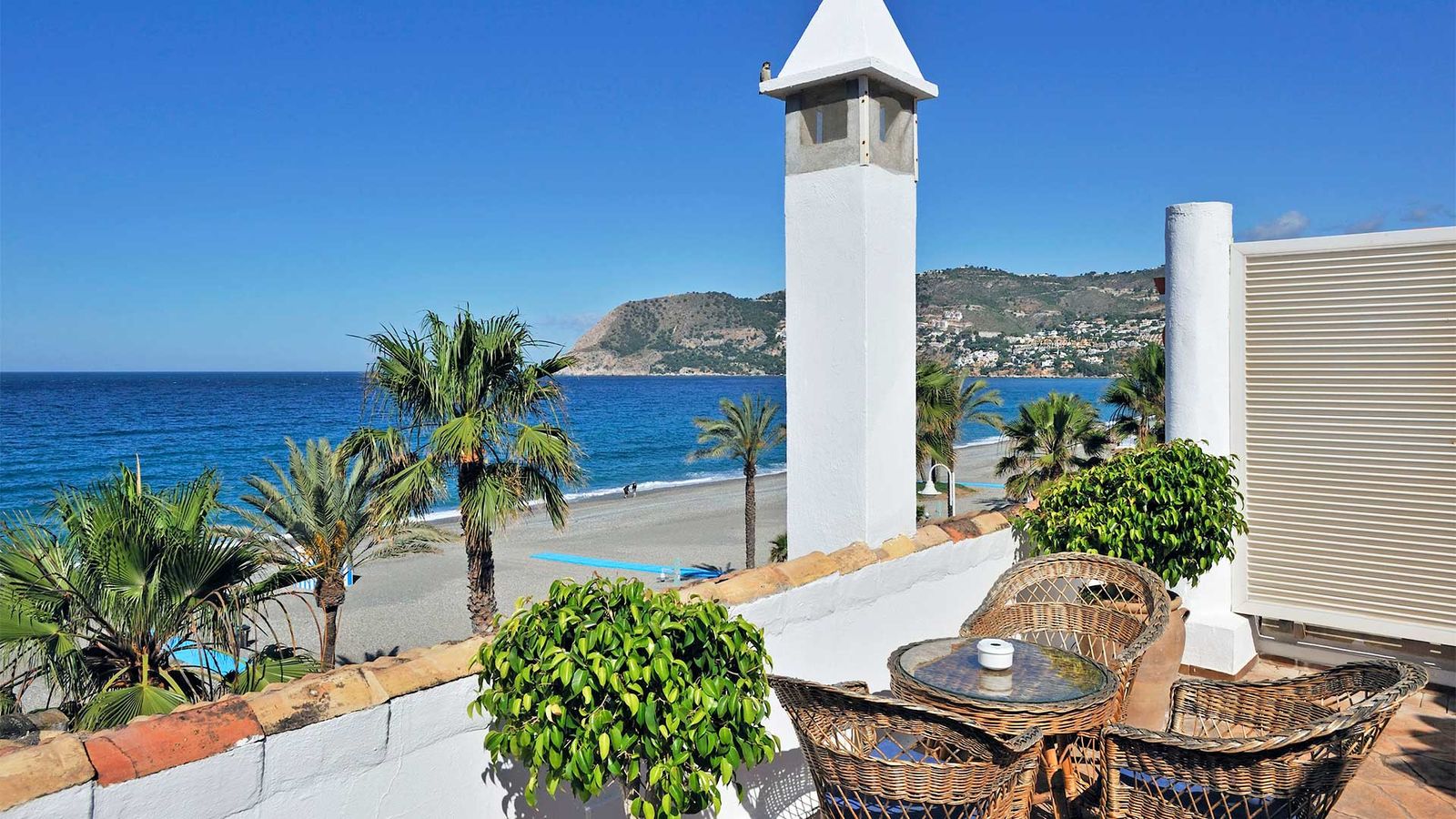 Der er endnu en terrasse med udsigt til Middelhavet