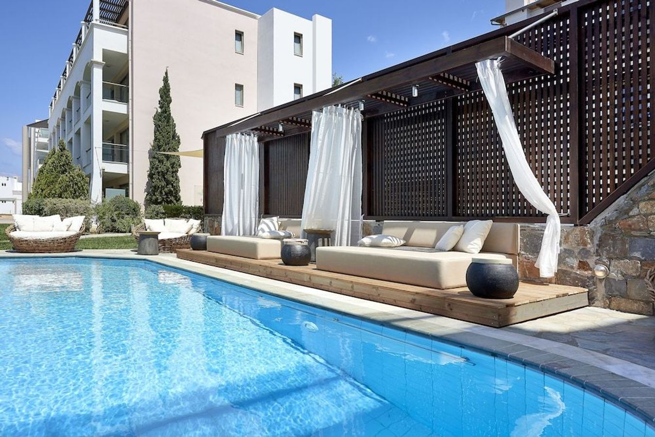 På Albatros Hotel & SPA i Hersonissos kan du njuta av avkopplande stunder vid poolen.