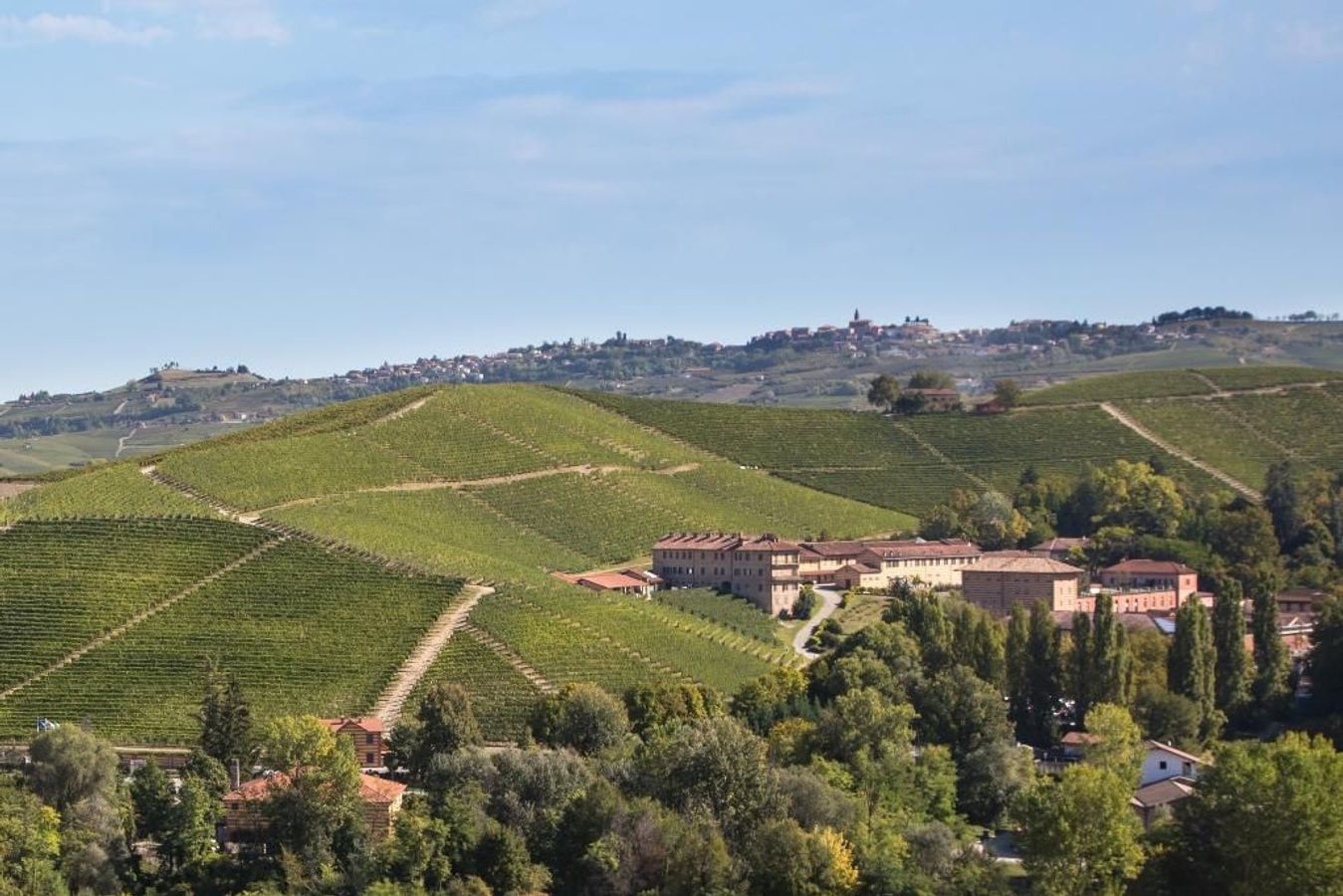 Villaggio Narrante - Foresteria Delle Vigne ligger i Langhe vinregionen i Piemonte, Italien.