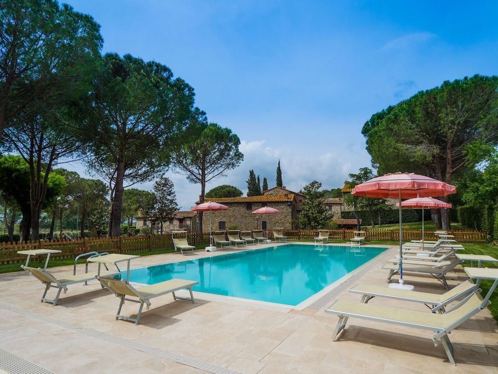 La Casa Colonica är en rustik bondgård med pool i trädgården som erbjuder lägenheter på nära avstånd till Trasimenosjön i Umbrien.