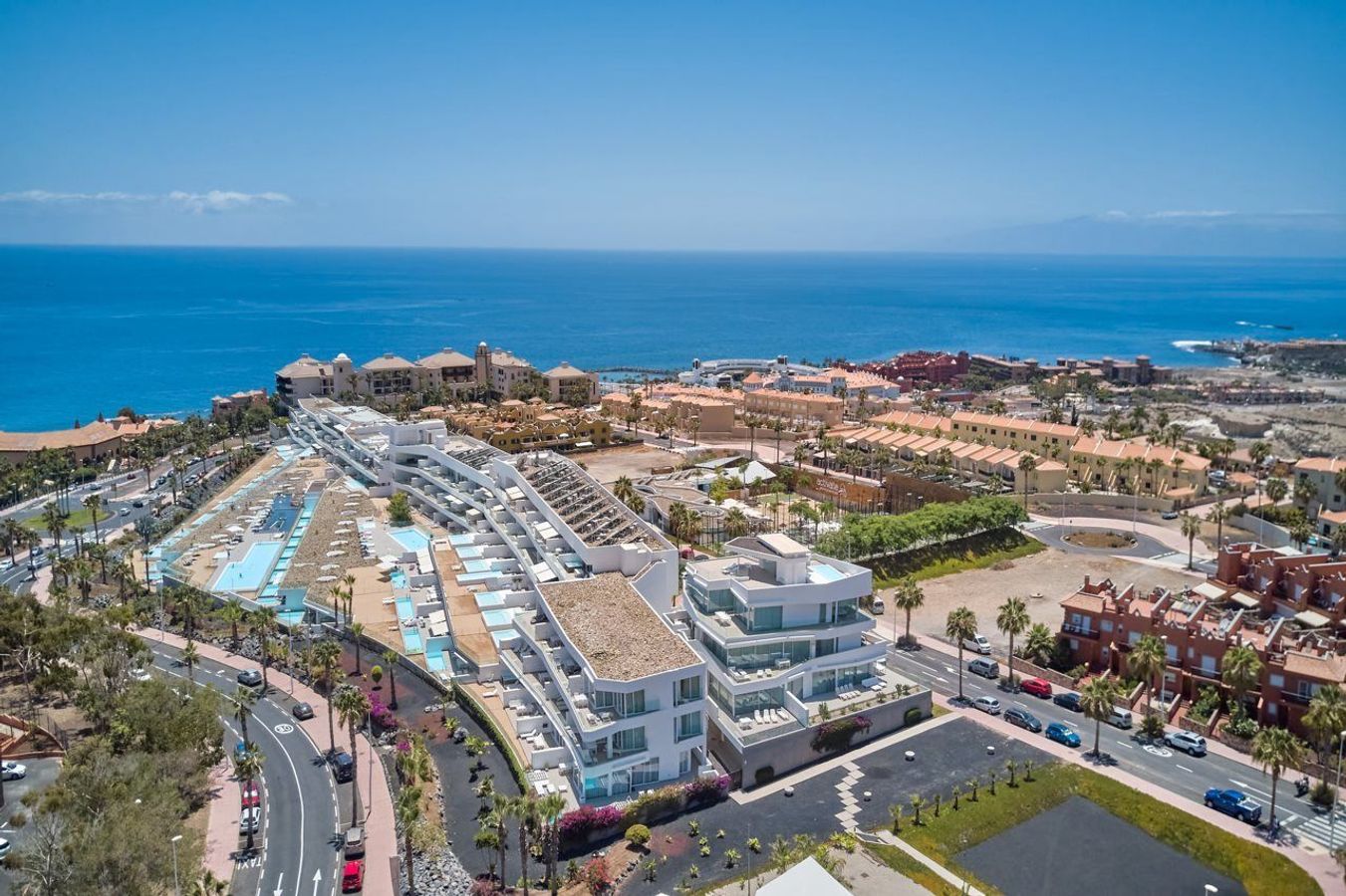 Baobab Suites ligger vid havet utanför La Caleta på Teneriffa och erbjuder möjligheten att boka rum med privat pool.