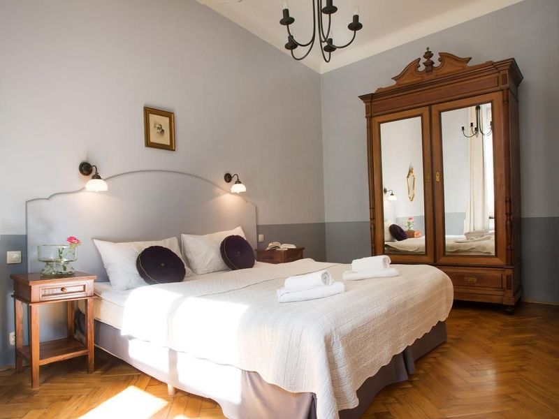 Antique Apartments - Image 4