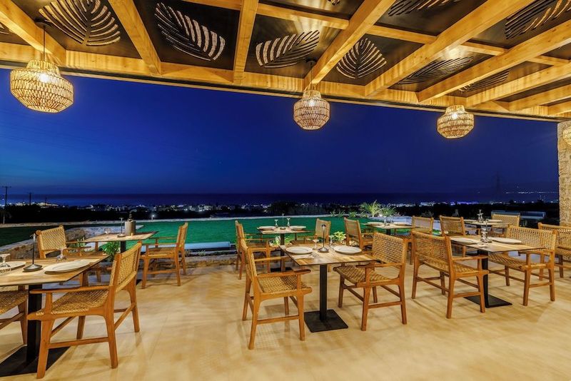 Deos Luxury Suites - Image 4