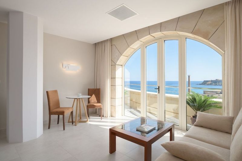 Macaris Suites & Spa - Image 4