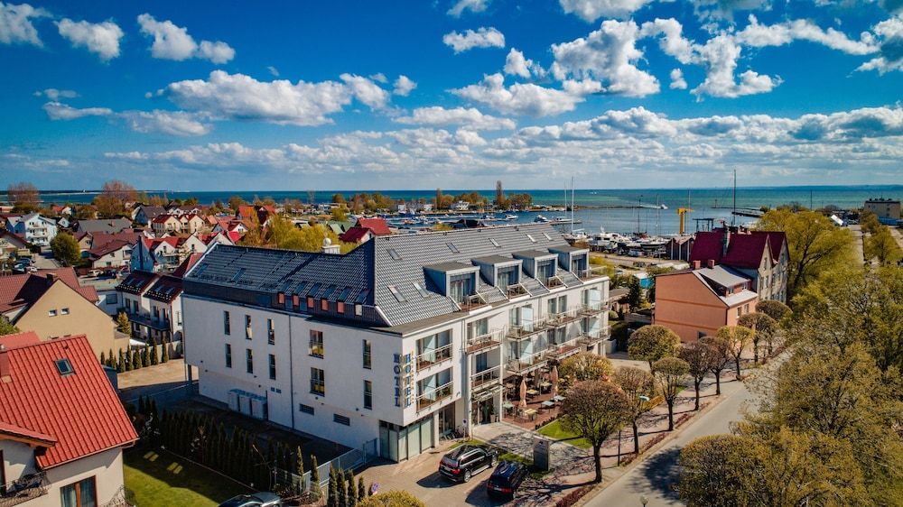 Hotel Jastarnia erbjuder bekvämt boende nära stranden och centrum av Jastarnia i Polen.